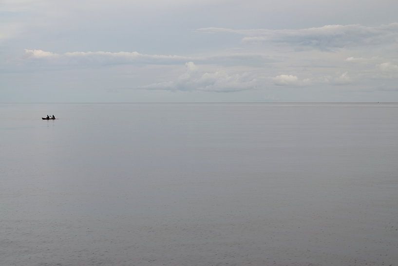 Bateau de pêche solitaire dans la mer de Sulu par Donna Stam