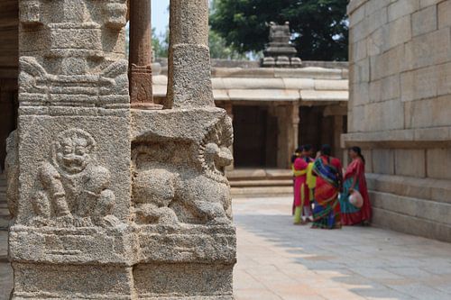Reisfotografie: groepje kleurrijke vrouwen in de Veerabhadra tempel, Lepakshi, India