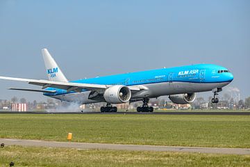 Landing van KLM Boeing 777-300, registratie PH-BVB. van Jaap van den Berg
