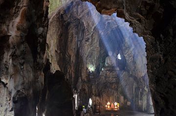 Grot in de Marble Mountains, Da Nang Vietnam van Hans Peter Debets