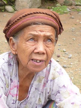 Bejaarde vrouw in Indonesië