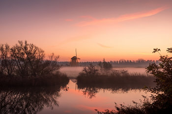 Kleurrijke mistige zonsopkomst bij molen De Marsch