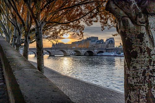 Pont Neuf en La Conciergerie bij zonsopgang