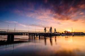 Zonsopkomst over de IJssel von Ronald Meesters