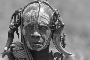 Mursi-vrouw uit de Omo-vallei in Ethiopië van Roland Brack