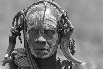 Mursi-vrouw uit de Omo-vallei in Ethiopië van Roland Brack