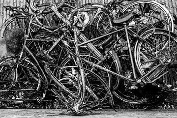 Uit de gracht gedregde fietswrakken in Groningen van Evert Jan Luchies