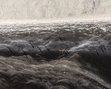 Skater auf dem schwarzen Eis von oben von Ewold Kooistra