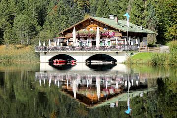 De schilderachtige Pflegersee bij Garmisch, op de achtergrond de Bergg van Udo Herrmann