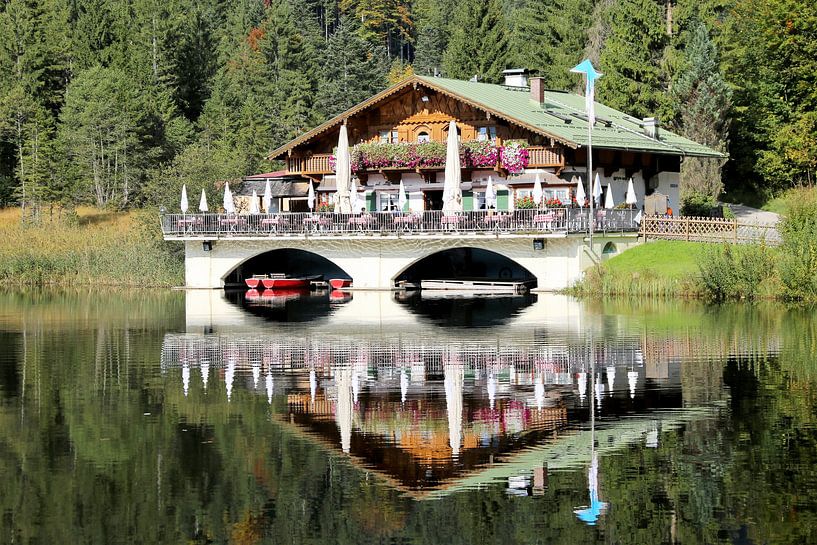 Le pittoresque lac Pflegersee près de Garmisch, avec en arrière-plan le Bergg par Udo Herrmann