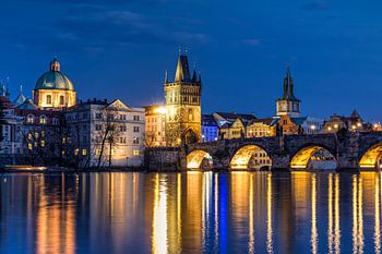 Der Altstädter Brückenturm in Prag zur Blauen Stunde