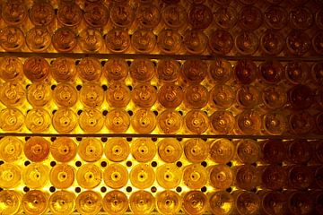 Bouteille de vin illuminée dans la cave à vin sur Gevk - izuriphoto