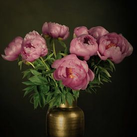 Stilleben Rosa Pfingstrosen in Gold von Marjolein van Middelkoop