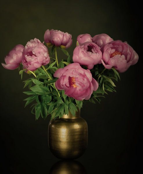 Stilleven Roze pioenrozen in goud van Marjolein van Middelkoop