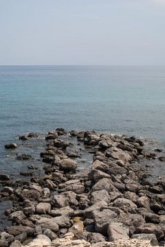 Rotsen in het helder blauwe water van Sardinië van Xulé Bogers