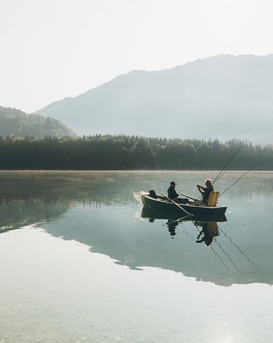 Lever de soleil sur un lac de montagne en Bavière