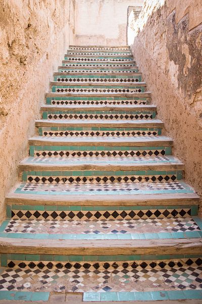 Kacheln auf der Treppe | Arabischer Palast | El Badi | Marrakesch Marokko von Wandeldingen