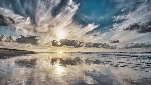 Tief stehende Sonne über Dünenstrand und Nordsee