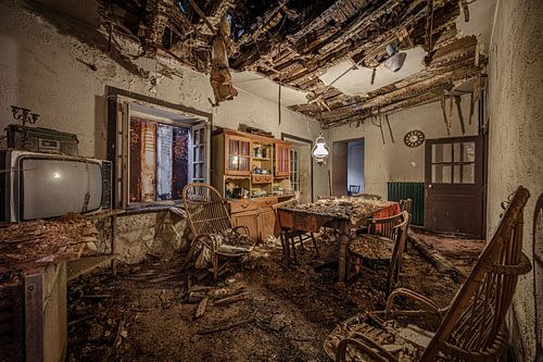 Vervallen eetkamer in verlaten huis