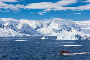 Touristen segeln in einem Beiboot durch die Antarktis von Hillebrand Breuker