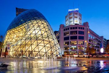 The Blob und die ehemalige Phillips Hauptsitz im Zentrum von Eindhoven, Niederlande von Evert Jan Luchies