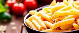 Frische Penne mit Tomaten und Kräutern von Poster Art Shop