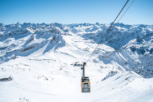 Winter bij de Nebelhorn kabelbaan naar het bergstation