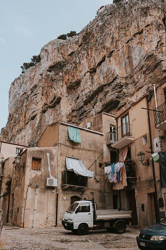 Die steilen Straßen von Cefalu unter den Felsen. Sizilien, Italien