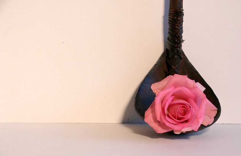 Stilleven; Roze roos op een lepel van Cora Unk