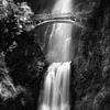 Wasserfall mit Brücke in Oregon / USA. Schwarzweiß Bild. von Manfred Voss, Schwarz-weiss Fotografie