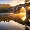 Betoverende zonsopgang bij de oude stenen brug - Betoverende zonsopgang bij de oude stenen brug van Christina Bauer Photos