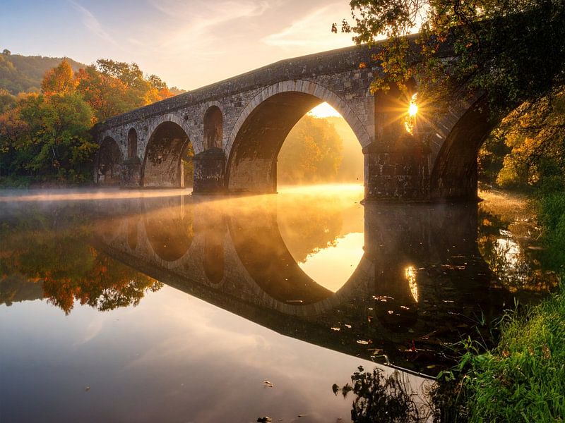 Betoverende zonsopgang bij de oude stenen brug - Betoverende zonsopgang bij de oude stenen brug van Christina Bauer Photos