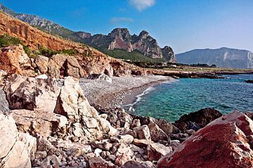Kristalheldere baai in het noordwesten van Sicilië
