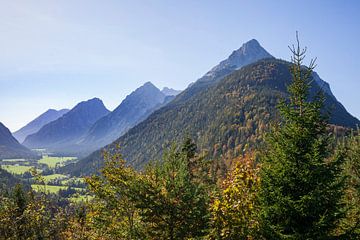 Leutaschtal mit Bergen im Herbst, Mittenwald