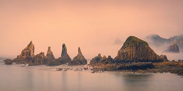 Panorama en zonsopkomst bij Playa Gueirua, Asturië, Spanje van Henk Meijer Photography