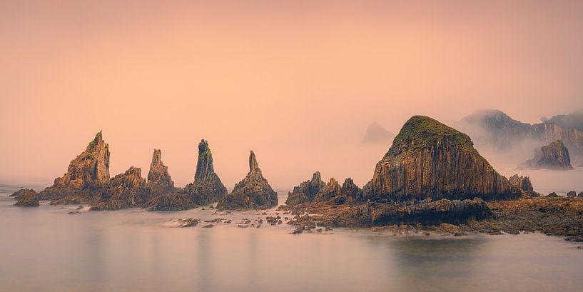 Panorama et lever de soleil à Playa Gueirua, Asturies, Espagne par Henk Meijer Photography