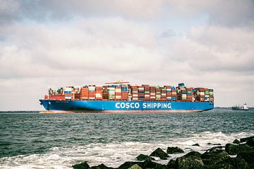 Containerschip van COSCO SHIPPING verlaat de haven van Rotterdam