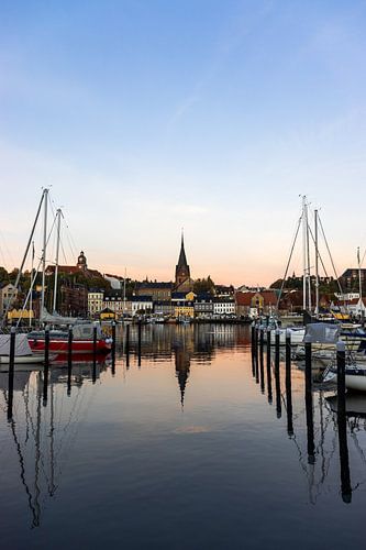 Vue de l'église de Flensburg entre les bateaux | Photographie de voyage