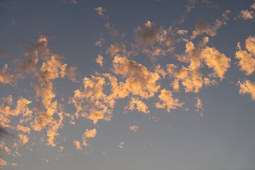 Zachte wolken bij zonsondergang 2 van Adriana Mueller