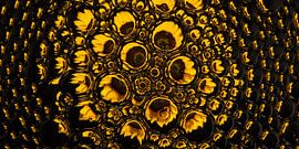 Warm panorama van een zonnebloem in druppels (geel) van Marjolijn van den Berg