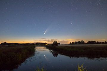 Komeet neowise reflectie in water van robertjan boonstra