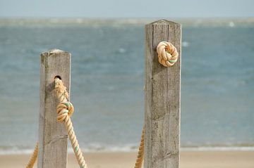 Houten palen met touw van Ad Jekel