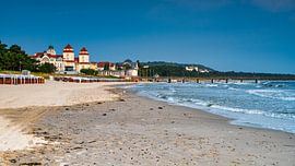 Ein Blick auf den Strand von Binz in Richtung Seebrücke von Andreas Völkel