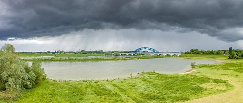 Panorama de l'IJssel avec des nuages sombres au-dessus sur Sjoerd van der Wal Photographie