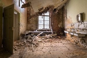 Eingestürzte Decke in verlassener Fabrik. von Roman Robroek – Fotos verlassener Gebäude