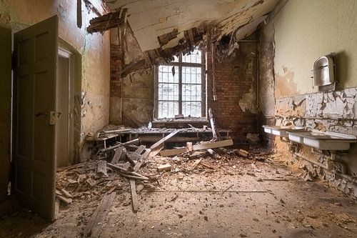 Plafond tombé dans une usine abandonnée.