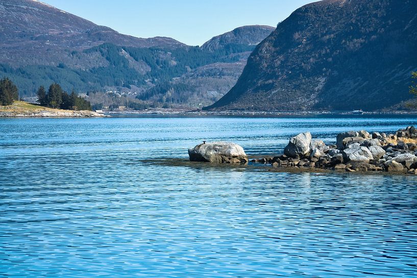 Fjord en Norvège avec un ciel bleu par Martin Köbsch