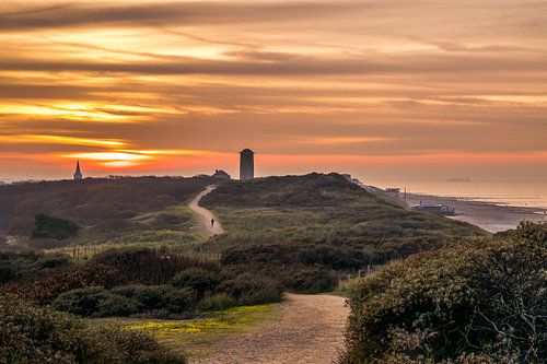 Over het pad door de duinen naar de zonsondergang