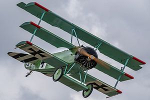 Vorbeiflug eines Fokker DR.1 Dreideckers.