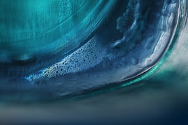 „Abstract Oceanic Fluidity“ – Fotografie mit Glas und Licht von Maren Winter